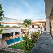 Vista de la alberca y terraza de Casa Morelos